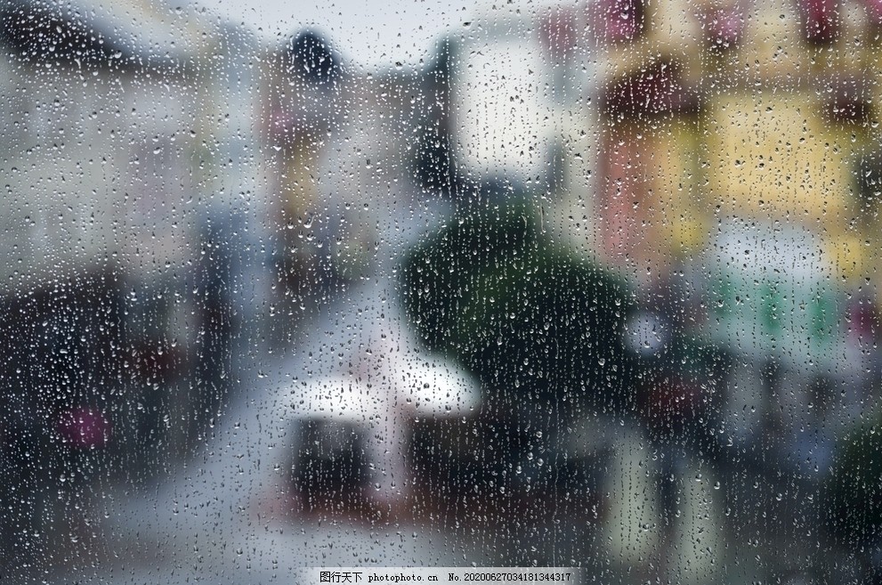 玻璃下雨天雨珠模糊外景图片 自然风景 自然景观 图行天下素材网